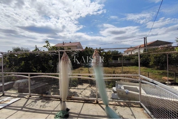 Hiša z velikim potencialom na odlični lokaciji v središču Privlake 