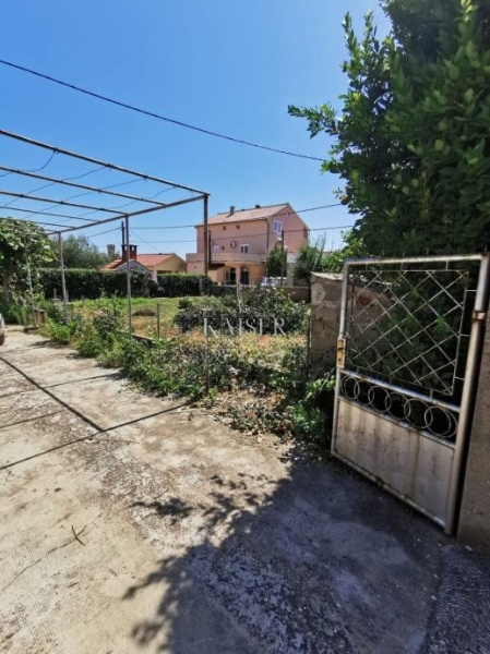 Hiša z velikim potencialom na odlični lokaciji v središču Privlake 