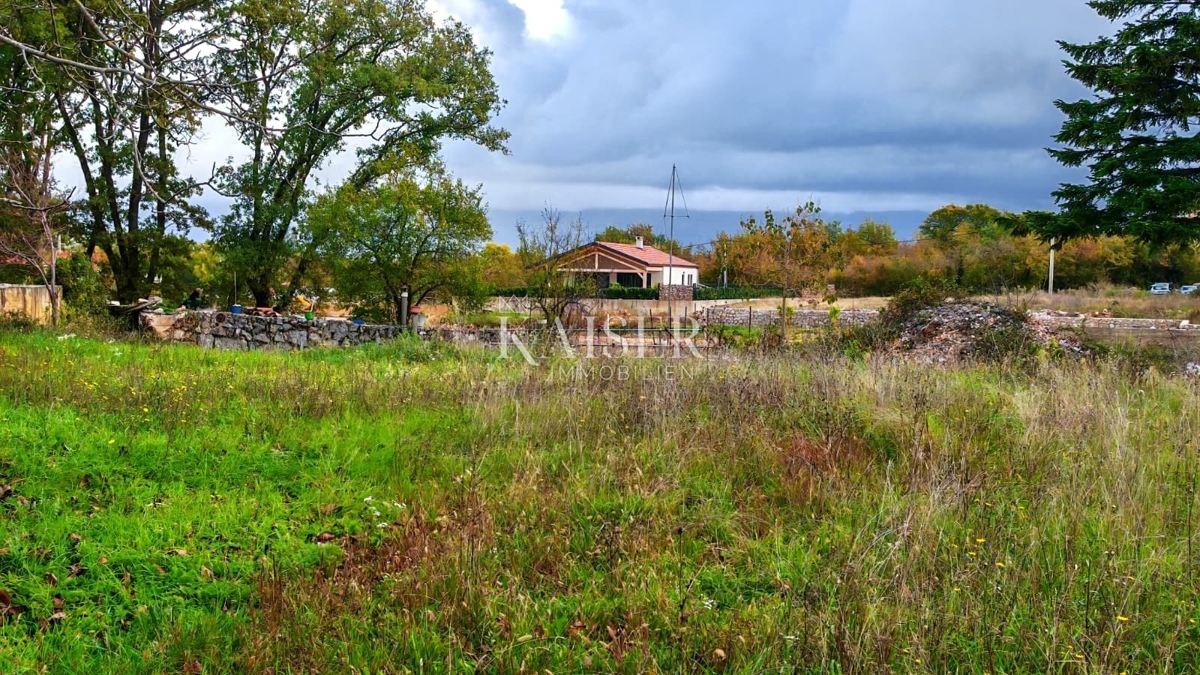 Otok Krk, Dobrinj - gradbeno zemljišče 660m2 v mirnem okolju