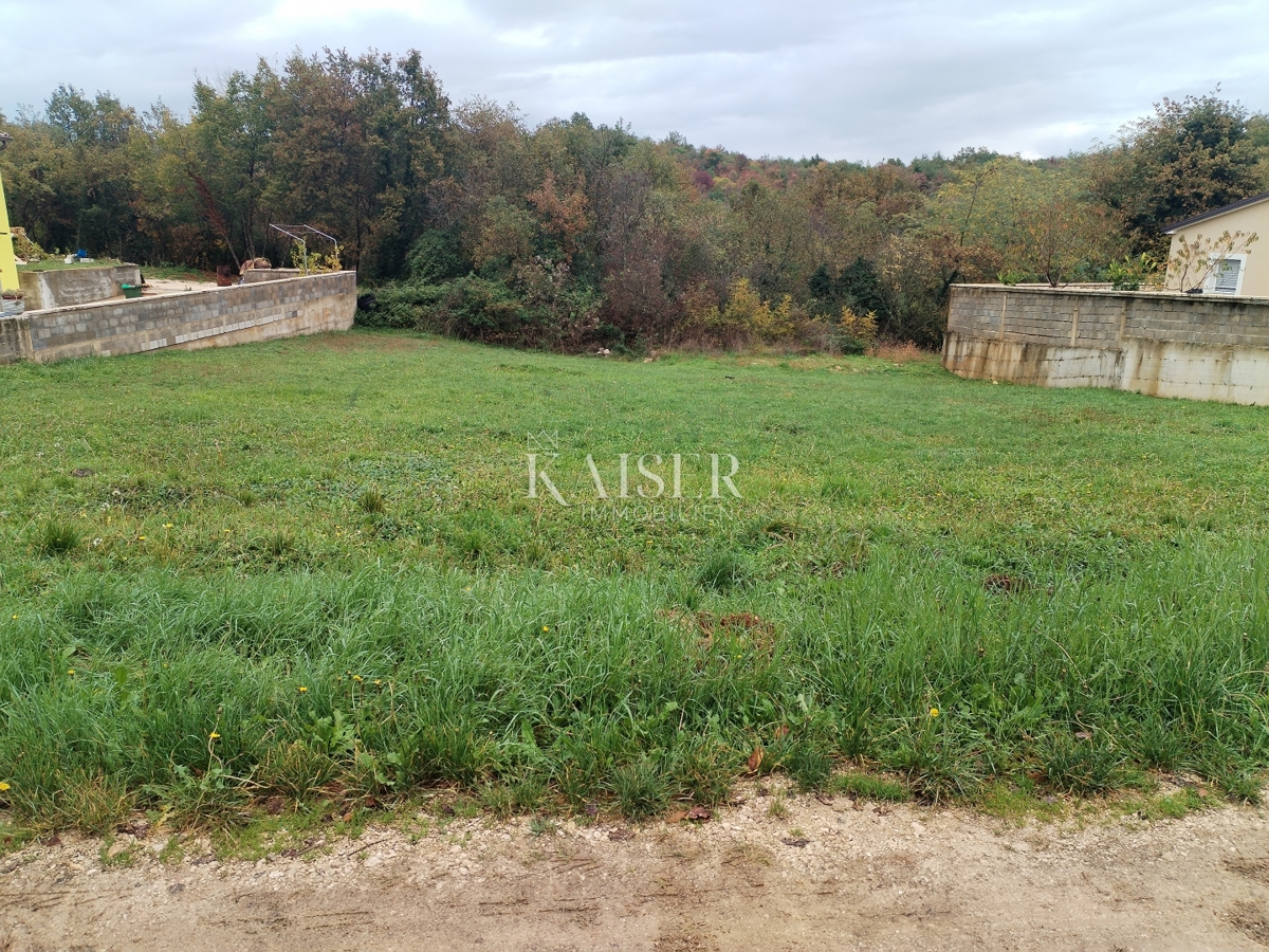  Zazidljivo zemljišče Kaštel, Buje, 720m2