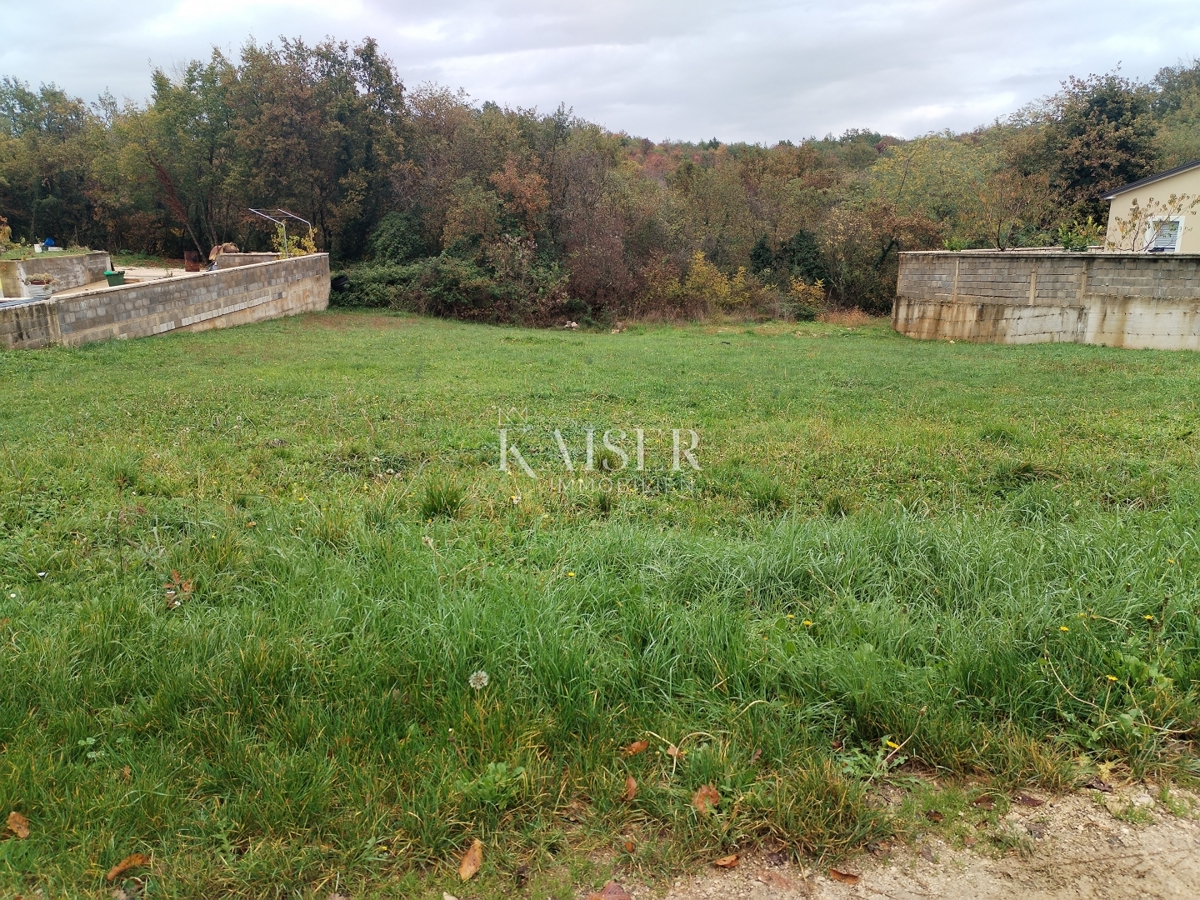  Zazidljivo zemljišče Kaštel, Buje, 720m2