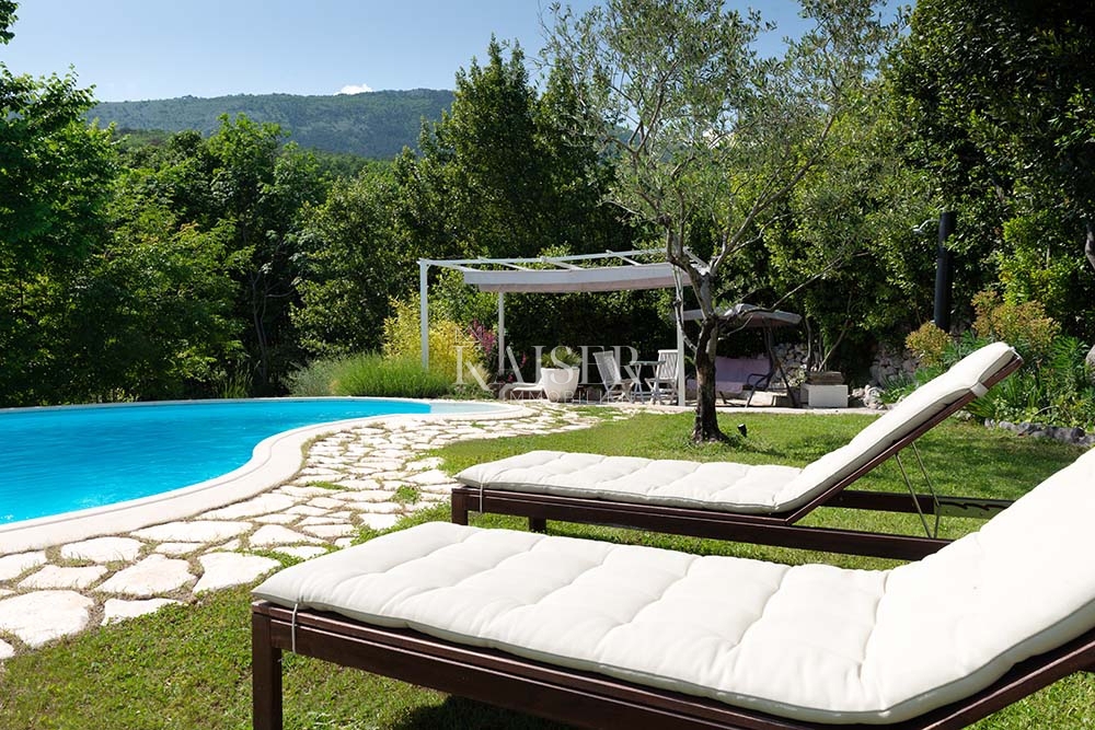 Brseč, kamnita vila z bazenom