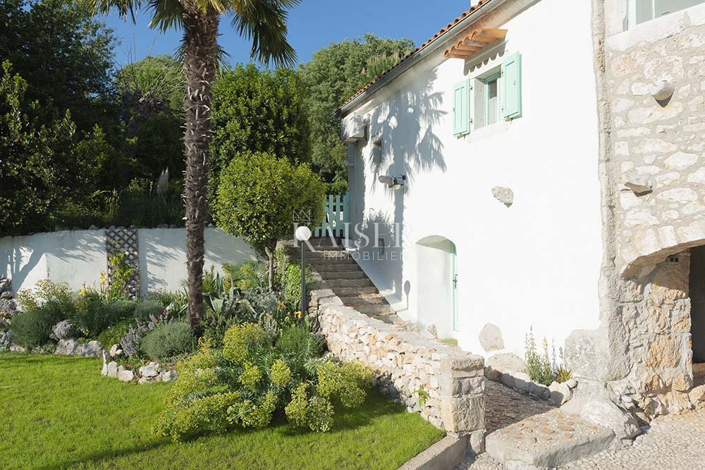 Brseč, kamnita vila z bazenom