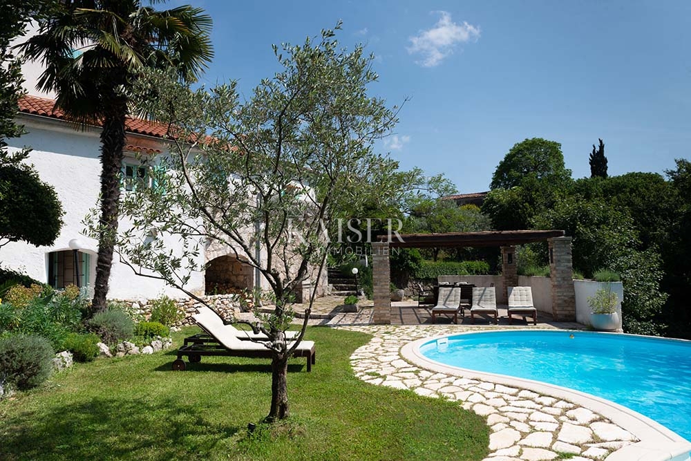 Brseč, kamnita vila z bazenom