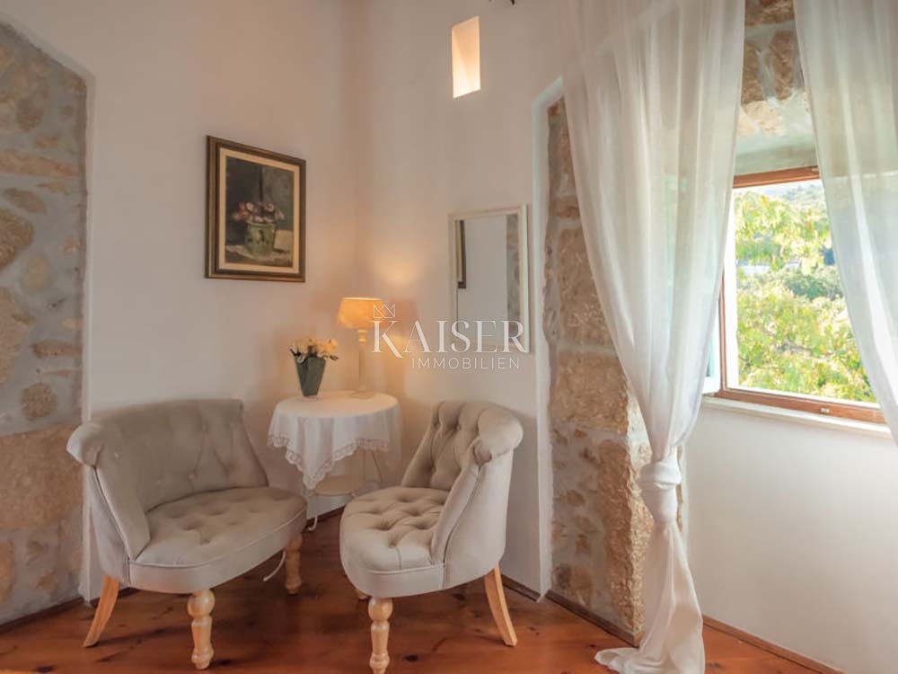 Brseč, kamnita vila z bazenom