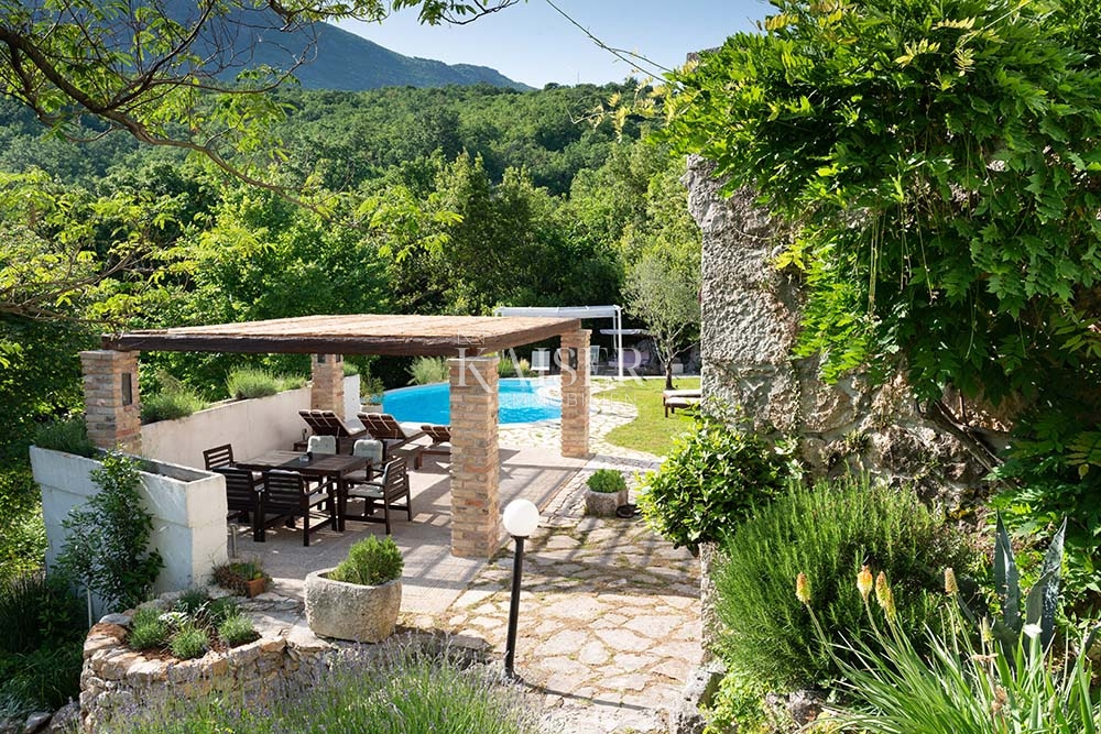 Brseč, kamnita vila z bazenom