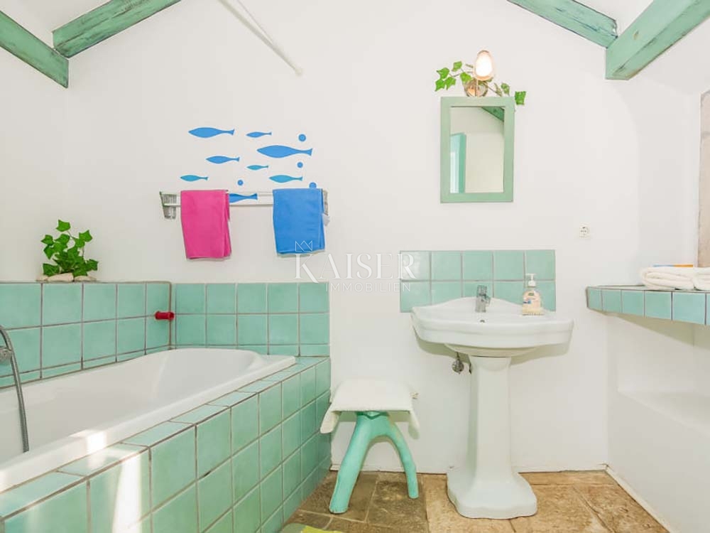 Brseč, kamnita vila z bazenom