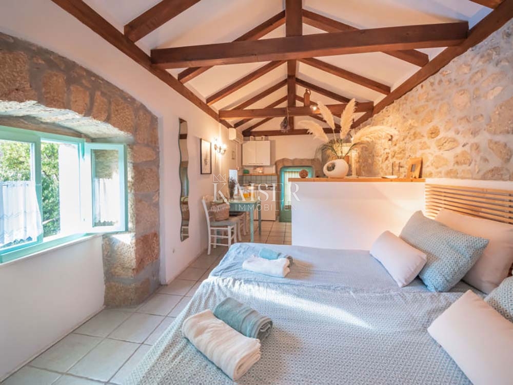 Brseč, kamnita vila z bazenom