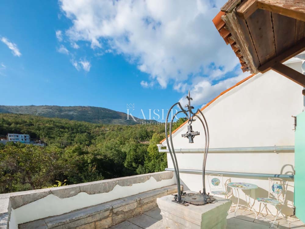 Brseč, kamnita vila z bazenom