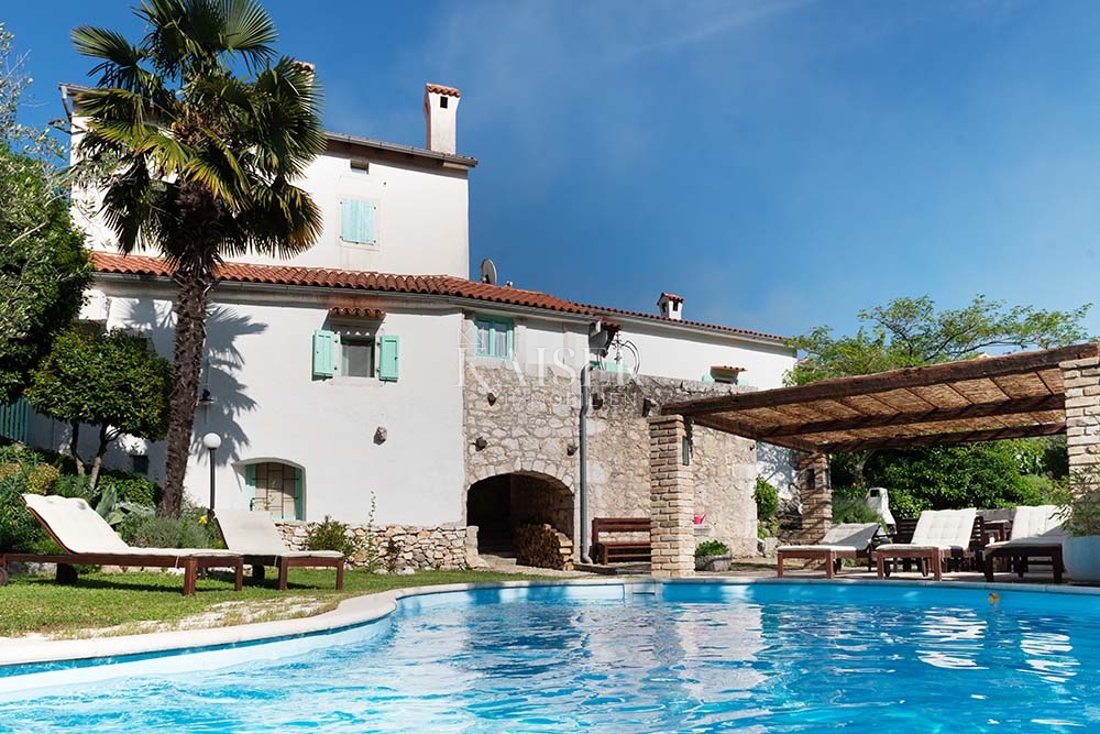 Brseč, kamnita vila z bazenom