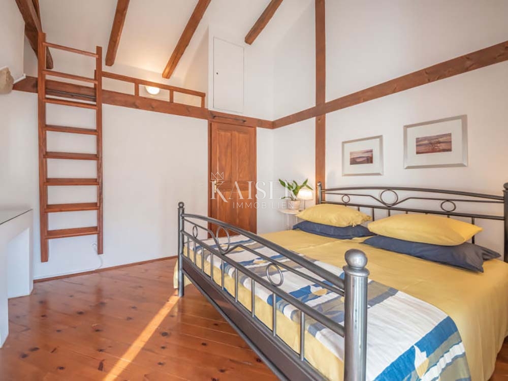 Brseč, kamnita vila z bazenom