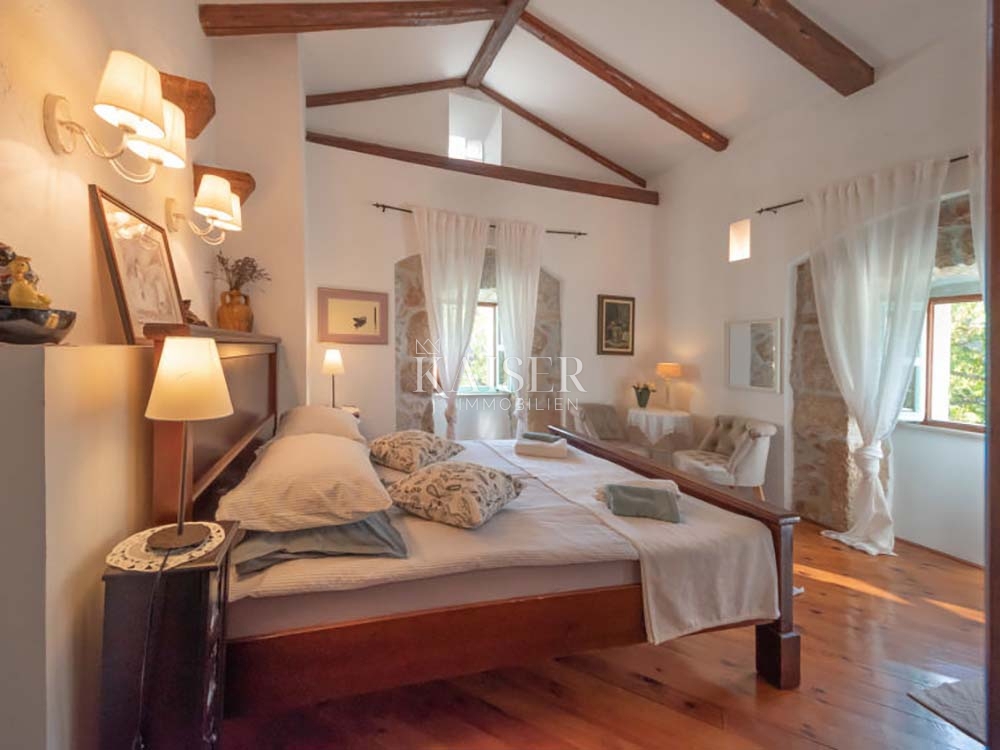 Brseč, kamnita vila z bazenom