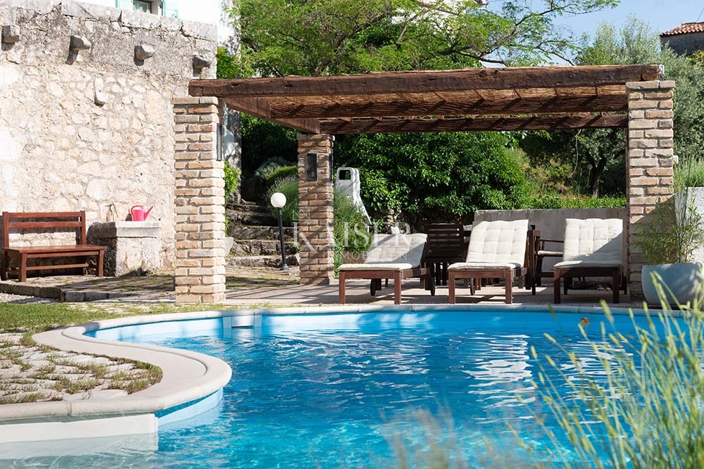 Brseč, kamnita vila z bazenom