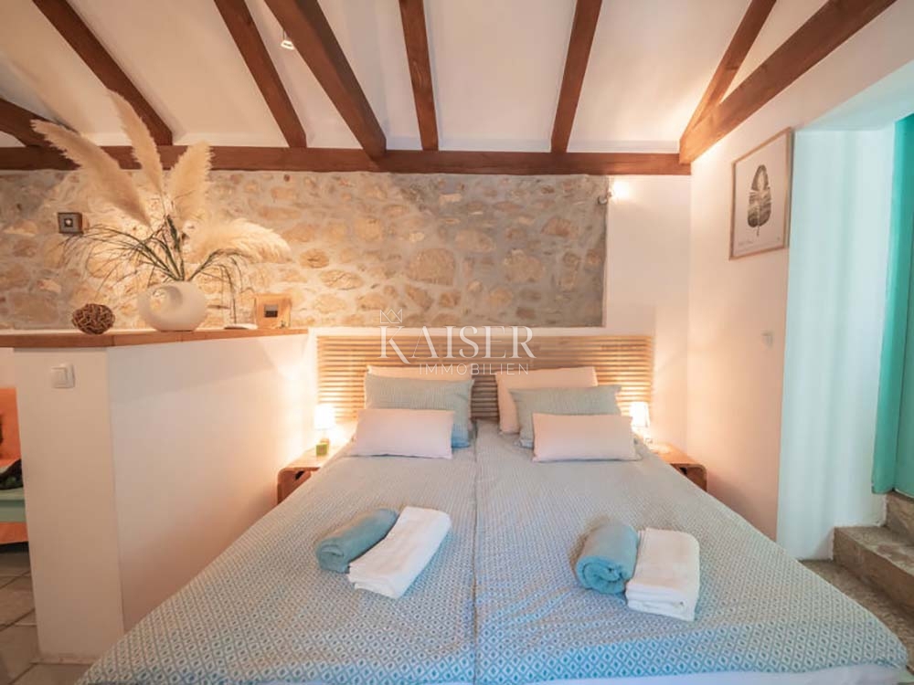 Brseč, kamnita vila z bazenom