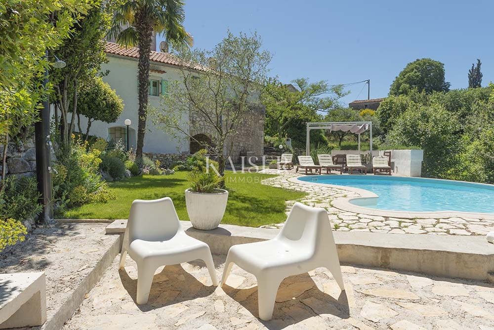 Brseč, kamnita vila z bazenom