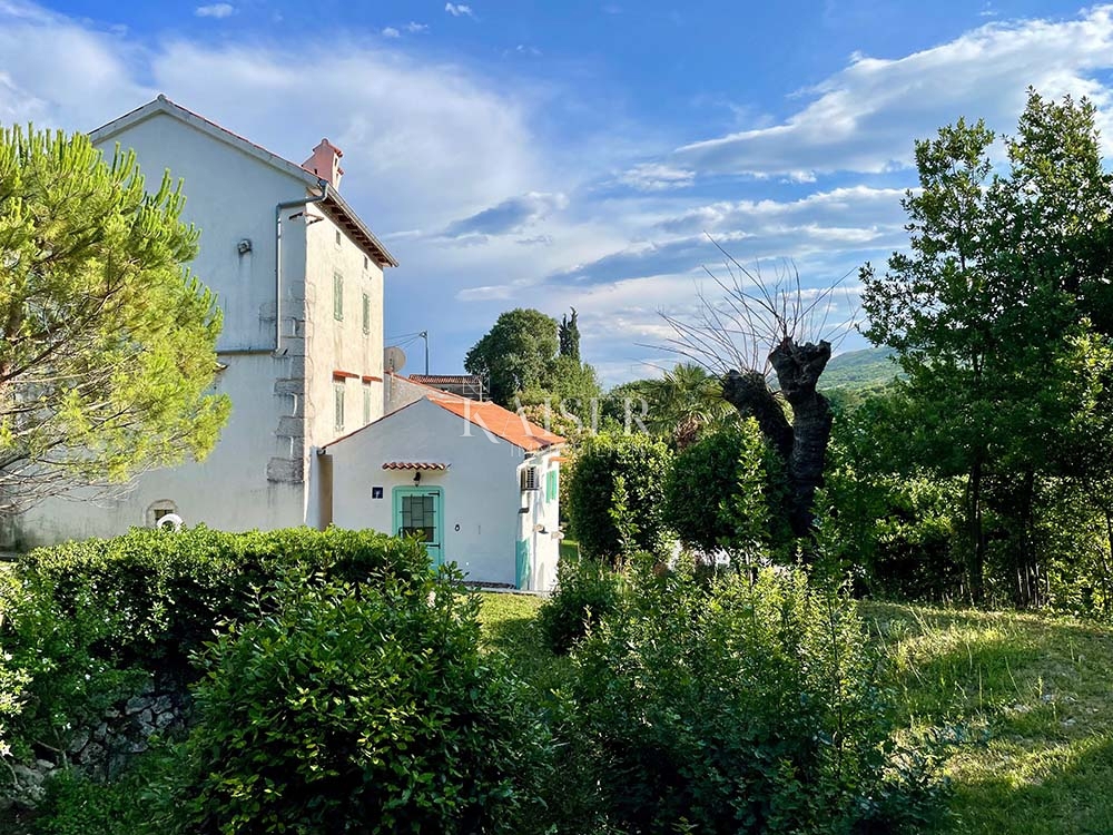 Brseč, kamnita vila z bazenom