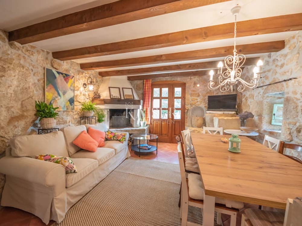 Brseč, kamnita vila z bazenom