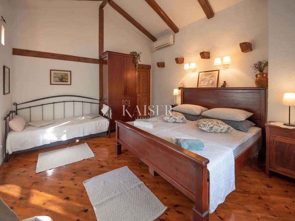 Brseč, kamnita vila z bazenom