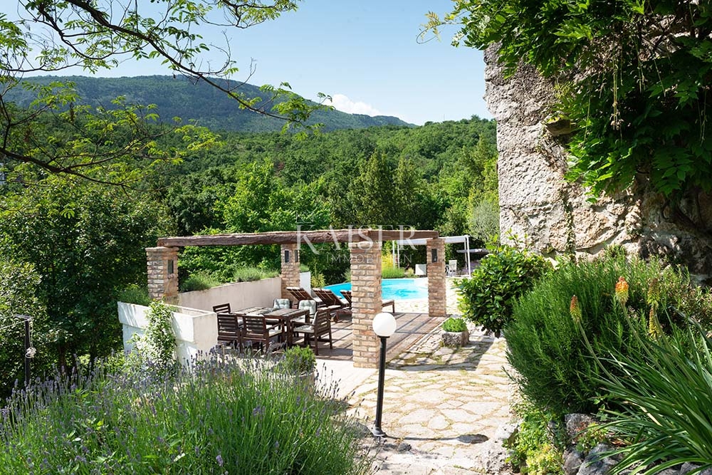 Brseč, kamnita vila z bazenom