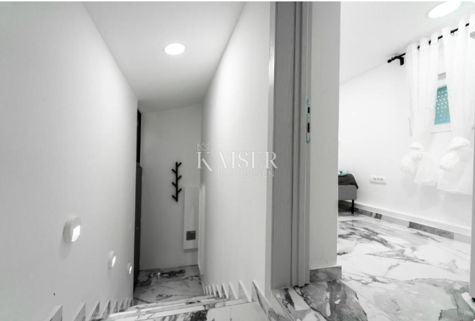 Zadar – Poluotok | Elegantno opremljeno 3-sobno stanovanje v zgodovinskem središču