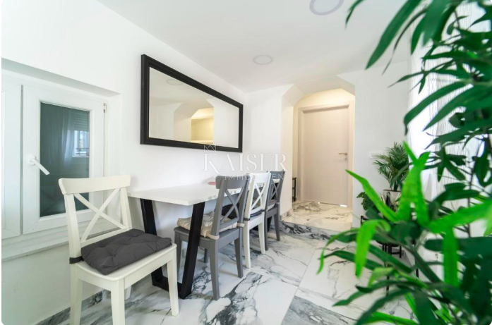 Zadar – Poluotok | Elegantno opremljeno 3-sobno stanovanje v zgodovinskem središču