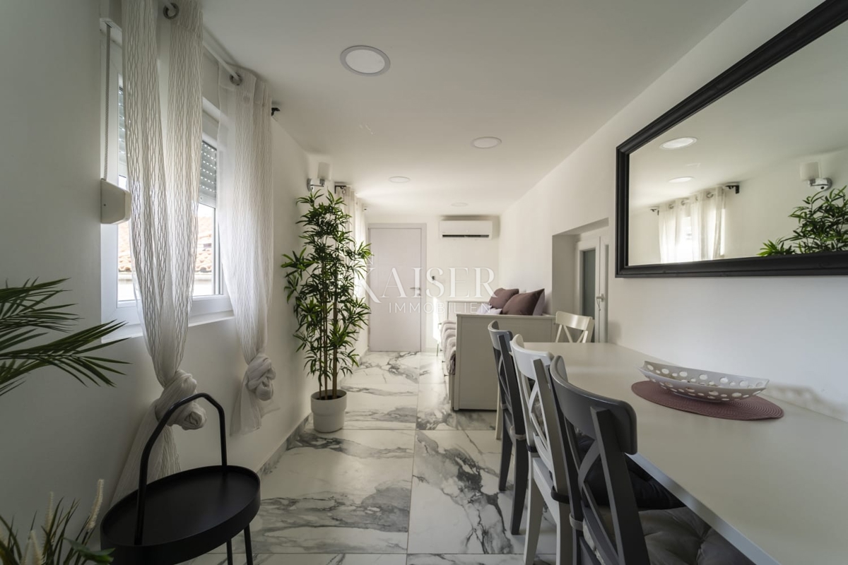 Zadar – Poluotok | Elegantno opremljeno 3-sobno stanovanje v zgodovinskem središču