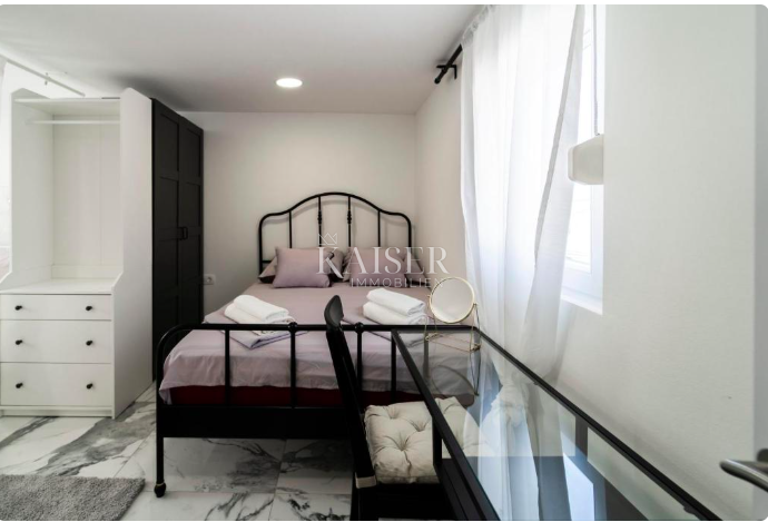 Zadar – Poluotok | Elegantno opremljeno 3-sobno stanovanje v zgodovinskem središču