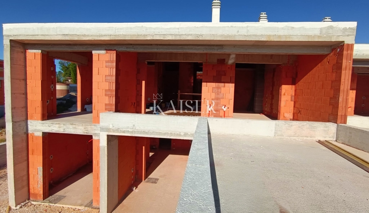 Istra, Vodnjan - moderna polsamostojna vila 260m2 z bazenom v mirnem okolju