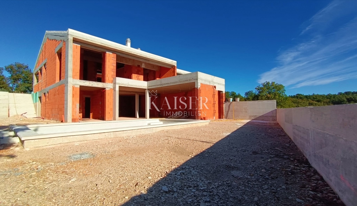 Istra, Vodnjan - moderna polsamostojna vila 260m2 z bazenom v mirnem okolju