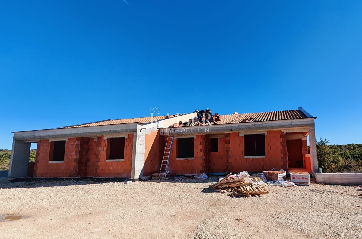 Istra, Vodnjan - moderna polsamostojna vila 260m2 z bazenom v mirnem okolju