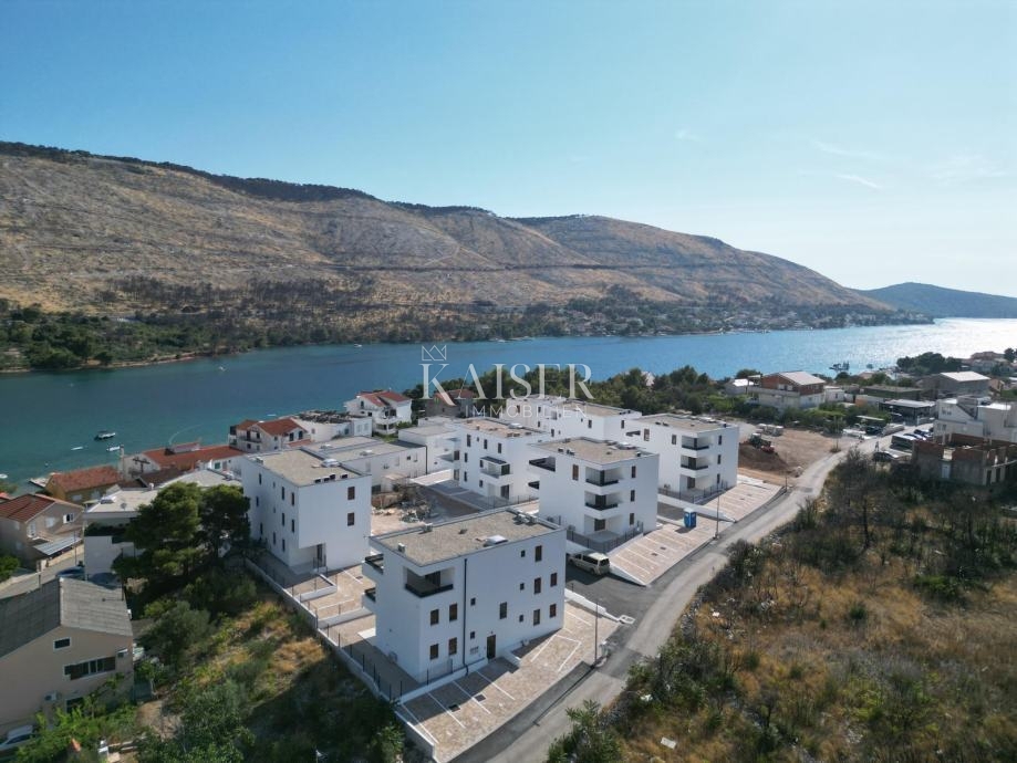 Grebaštica, Šibenik - Prostorno trisobno stanovanje z dvema velikima ložama, 100 m od morja