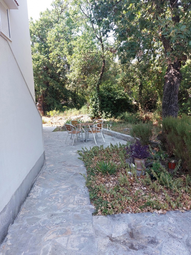 Pritlično stanovanje z dvoriščem, idealno za družine, Rogoznica – Lozica