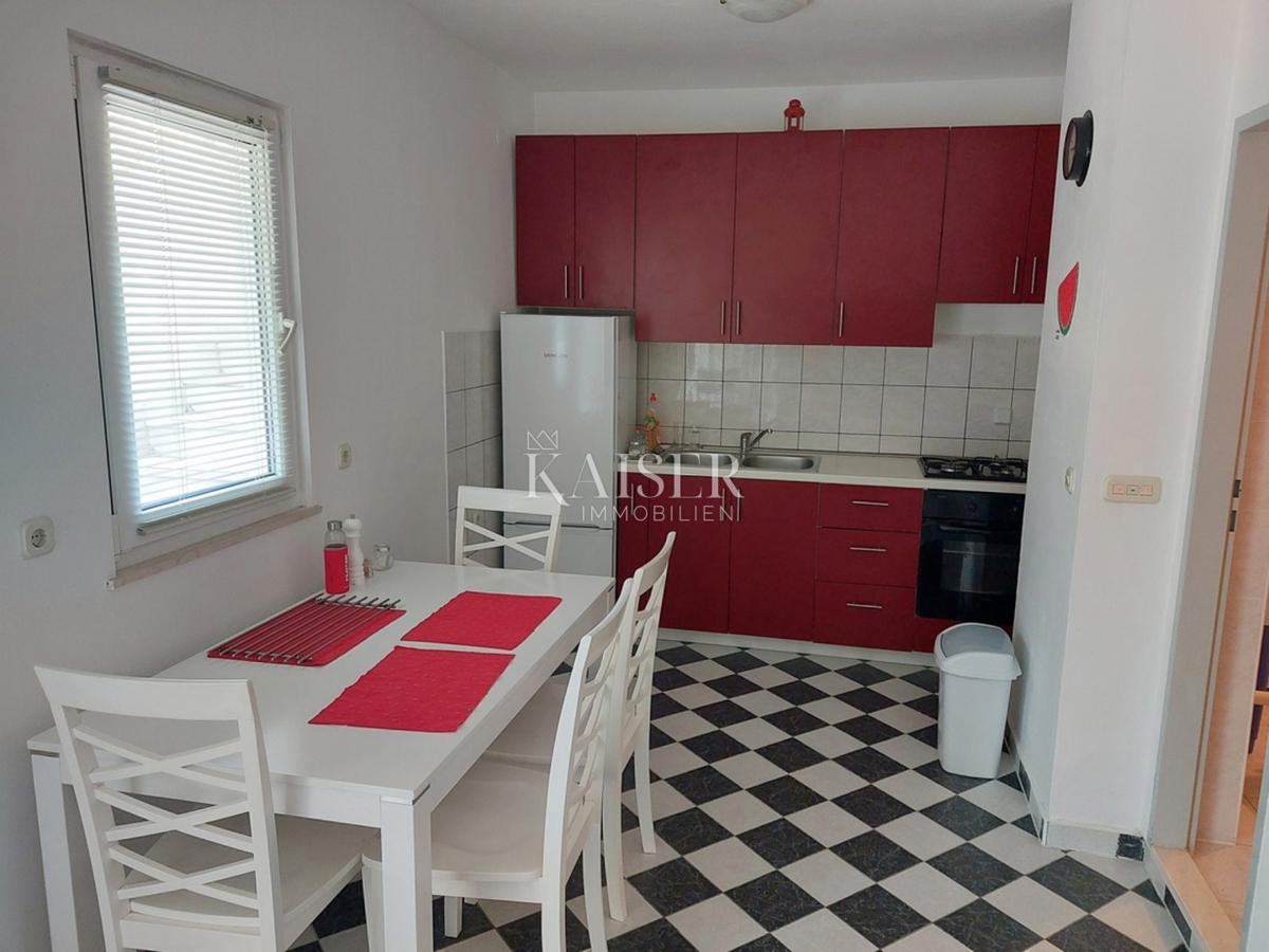 Pritlično stanovanje z dvoriščem, idealno za družine, Rogoznica – Lozica