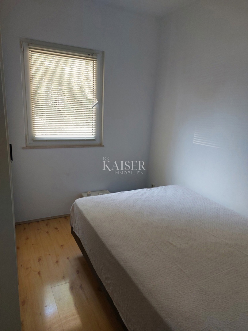 Pritlično stanovanje z dvoriščem, idealno za družine, Rogoznica – Lozica