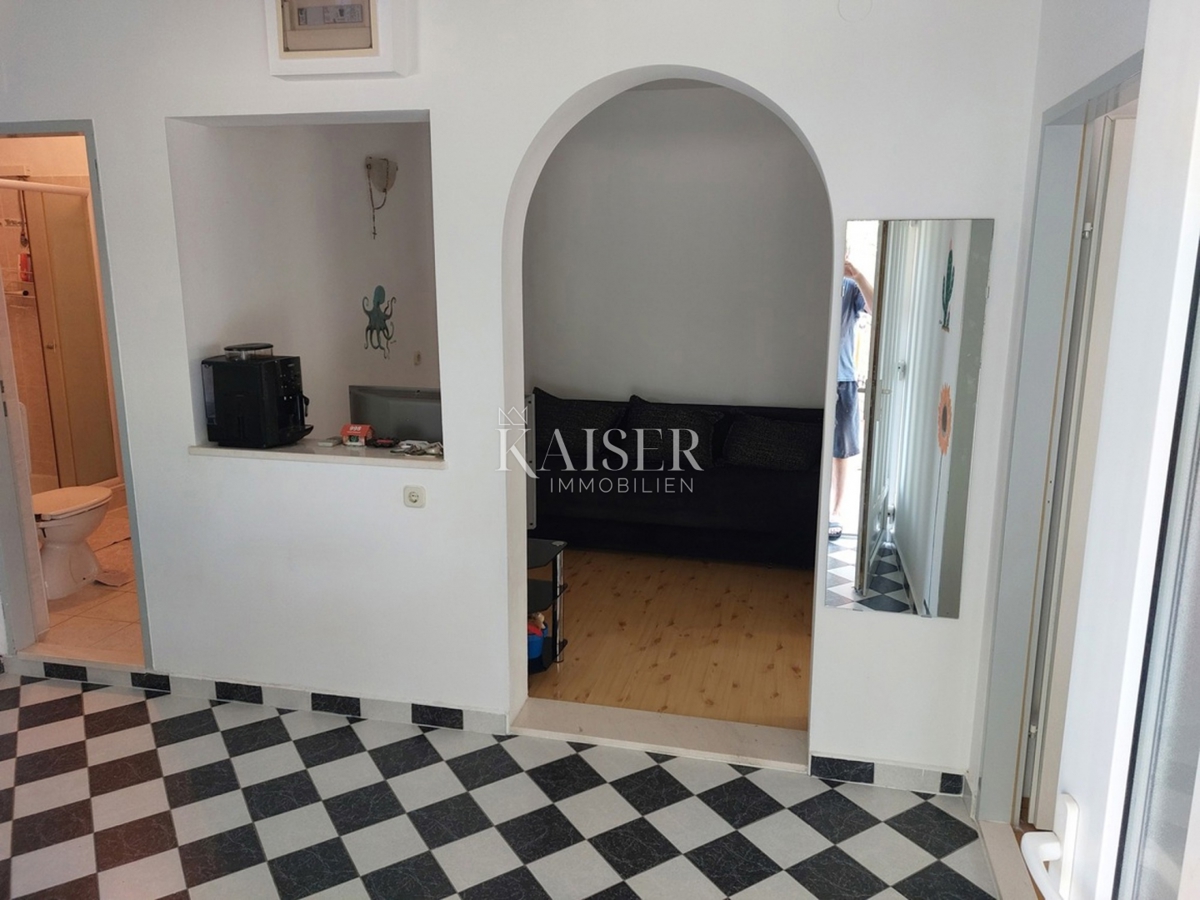 Pritlično stanovanje z dvoriščem, idealno za družine, Rogoznica – Lozica