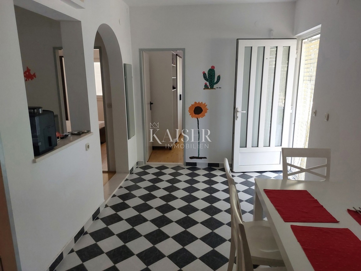 Pritlično stanovanje z dvoriščem, idealno za družine, Rogoznica – Lozica