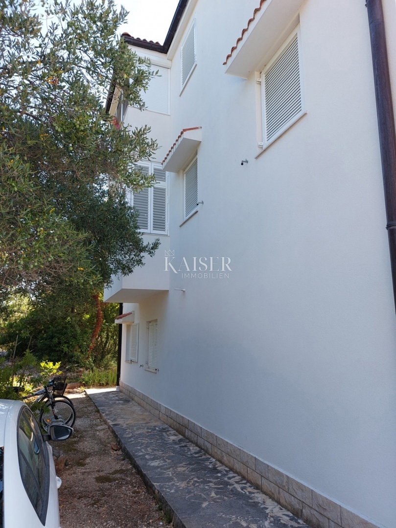 Pritlično stanovanje z dvoriščem, idealno za družine, Rogoznica – Lozica