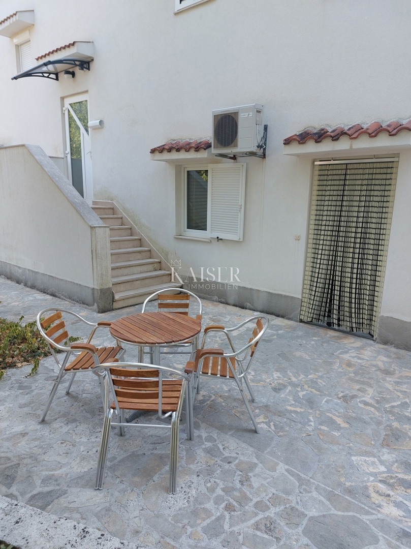 Pritlično stanovanje z dvoriščem, idealno za družine, Rogoznica – Lozica