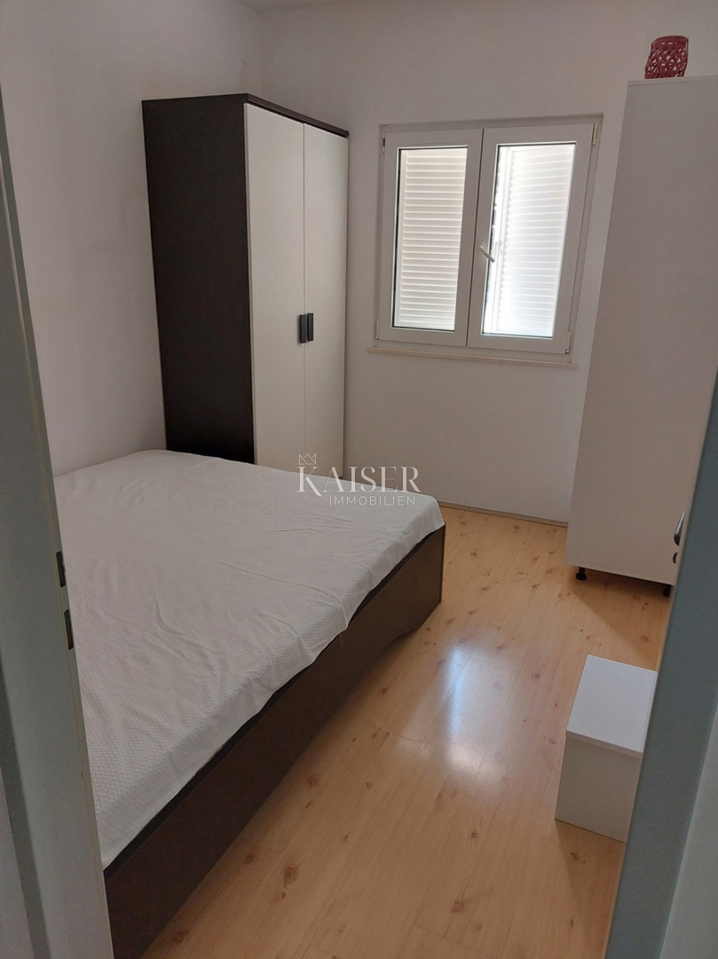 Pritlično stanovanje z dvoriščem, idealno za družine, Rogoznica – Lozica