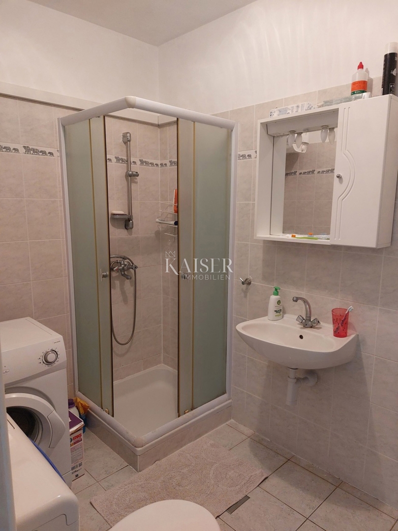 Pritlično stanovanje z dvoriščem, idealno za družine, Rogoznica – Lozica