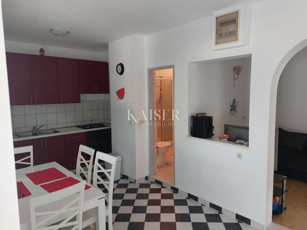 Pritlično stanovanje z dvoriščem, idealno za družine, Rogoznica – Lozica