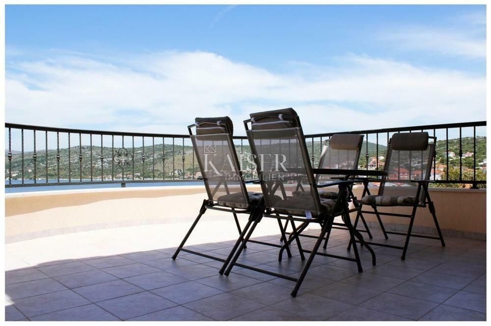 Ražanj, Rogoznica - Apartmajska hiša s 4 enotami in panoramskim pogledom na morje