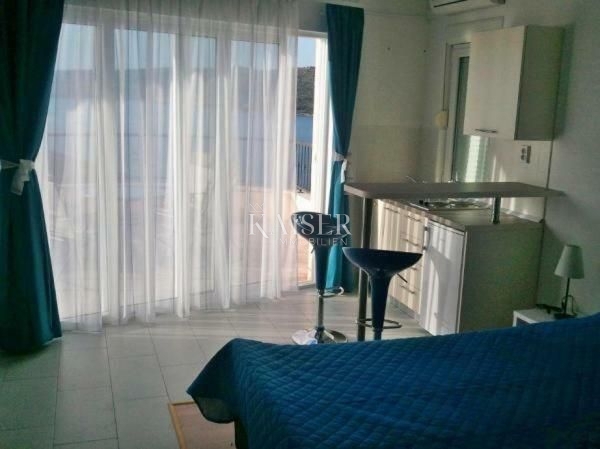 Ražanj, Rogoznica - Apartmajska hiša s 4 enotami in panoramskim pogledom na morje