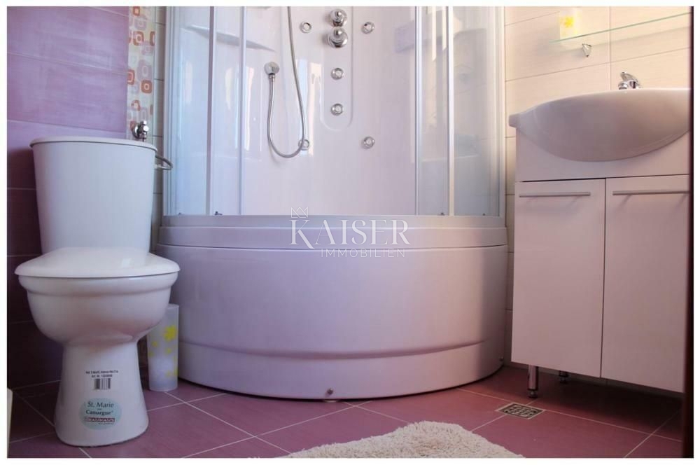 Ražanj, Rogoznica - Apartmajska hiša s 4 enotami in panoramskim pogledom na morje