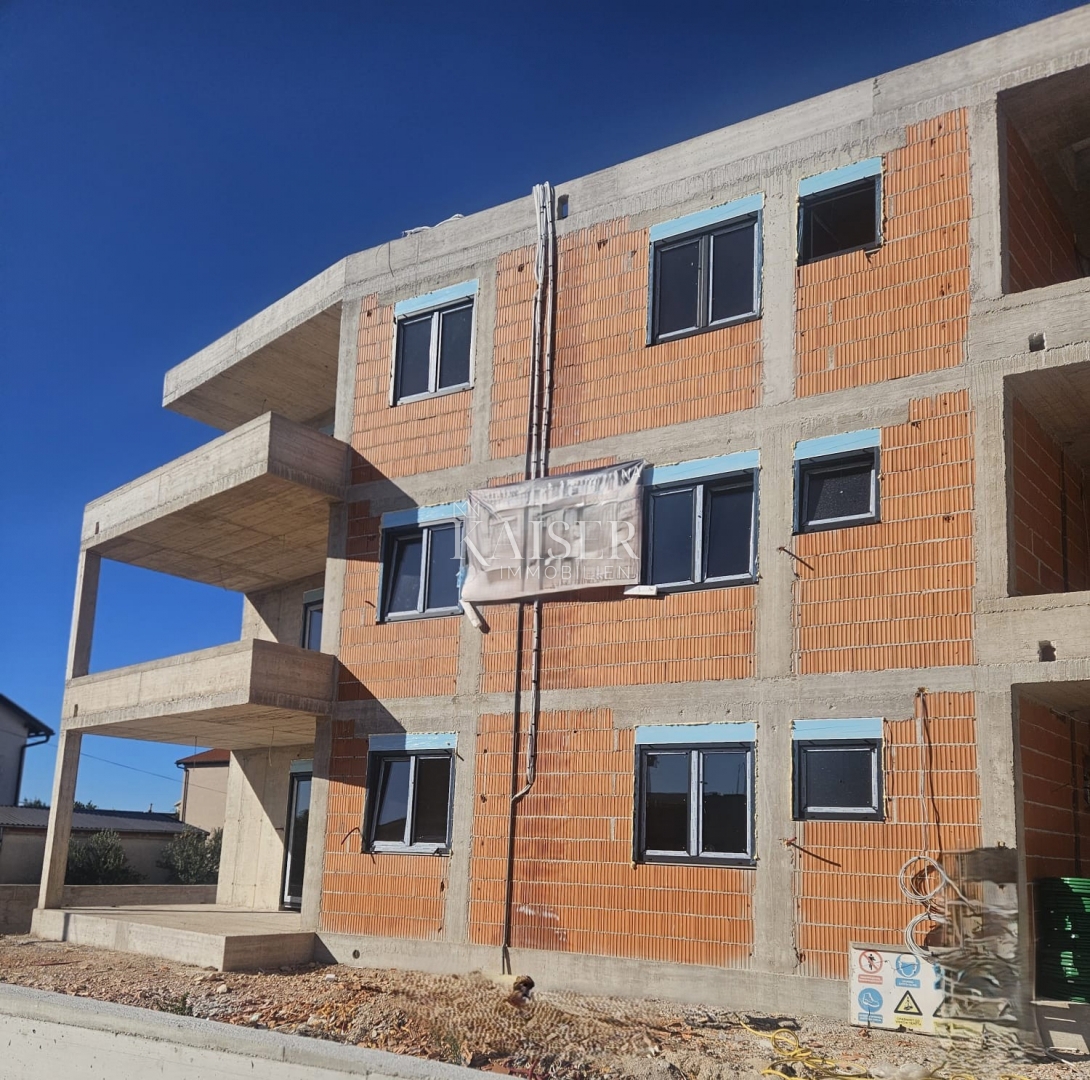 Vodice, Šibenik - Moderno dvosobno stanovanje s pokrito teraso 700 m od morja