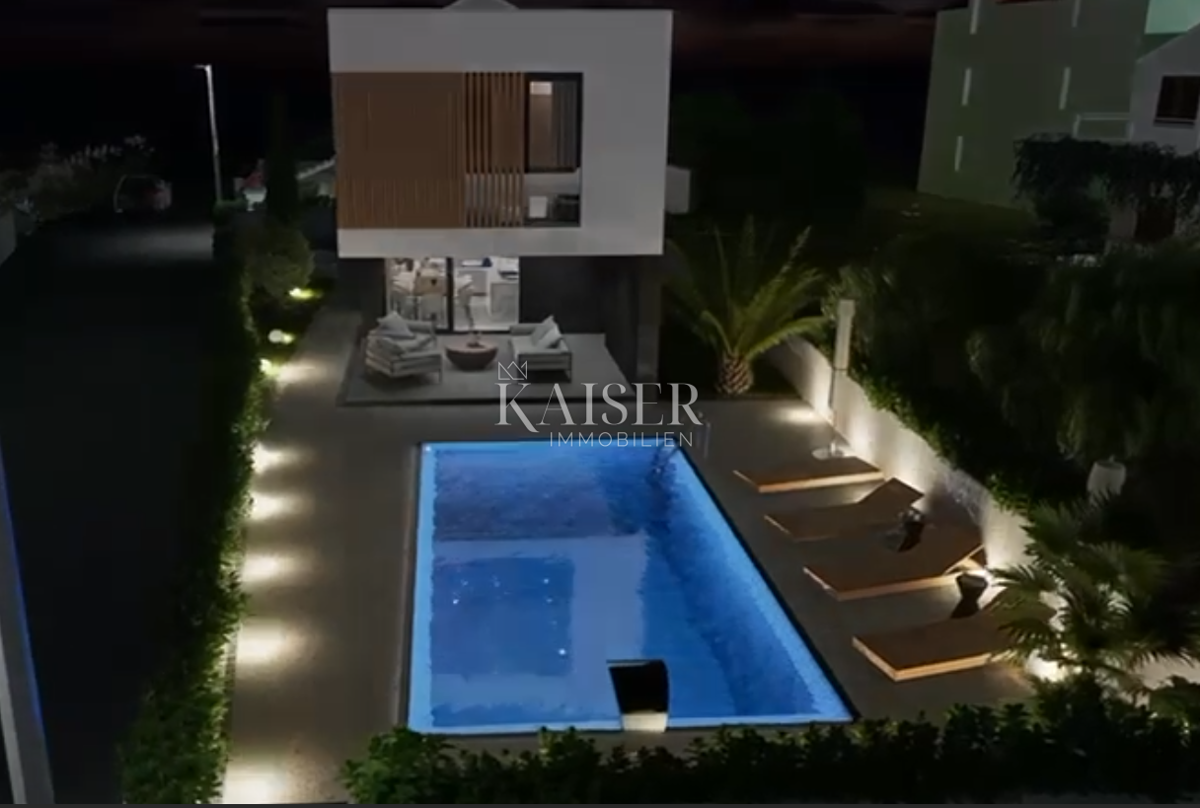 Vodice - Luksuzna moderna vila z bazenom in garažo 300 metrov od morja