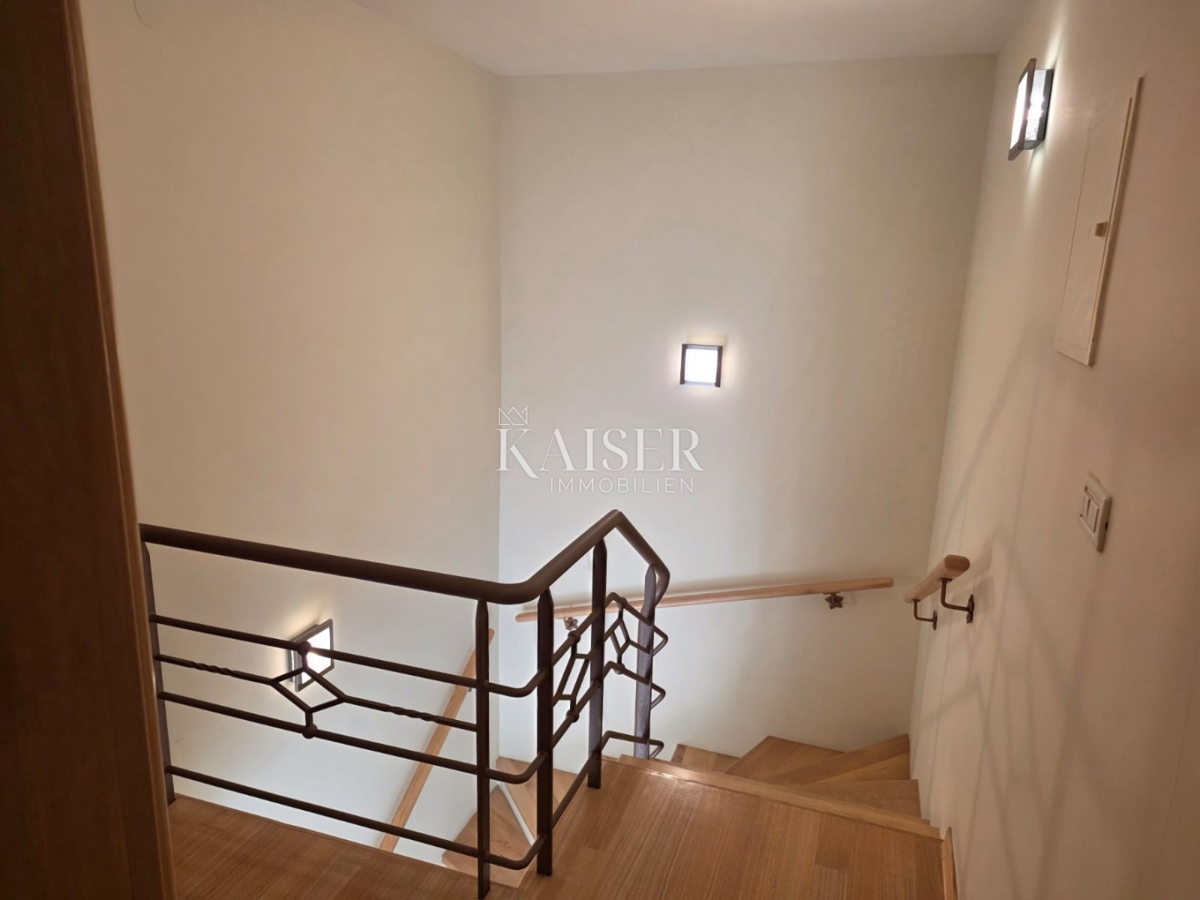 Opatija, dvoetažno stanovanje s teraso in parkiriščem v bližini centra, 147m2