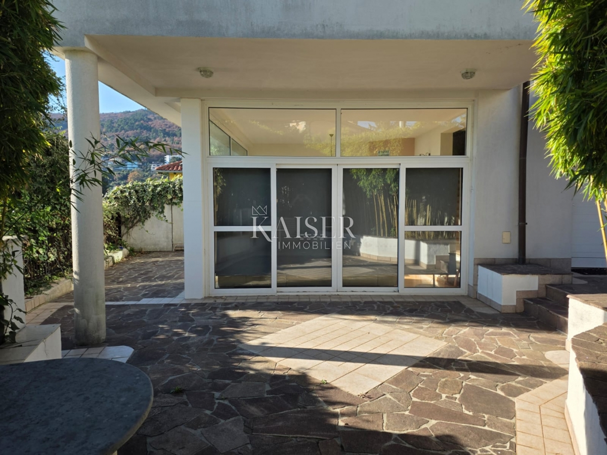 Opatija, dvoetažno stanovanje s teraso in parkiriščem v bližini centra, 147m2