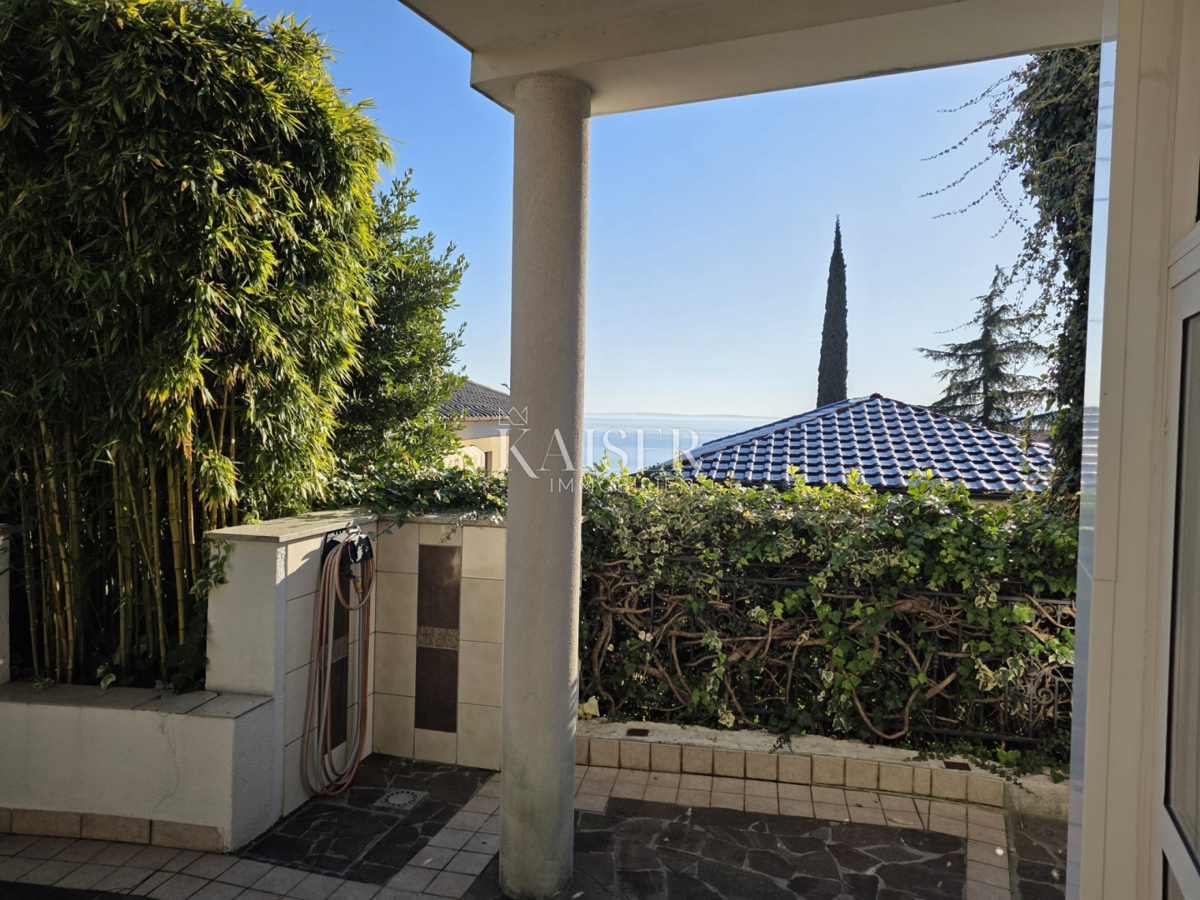 Opatija, dvoetažno stanovanje s teraso in parkiriščem v bližini centra, 147m2