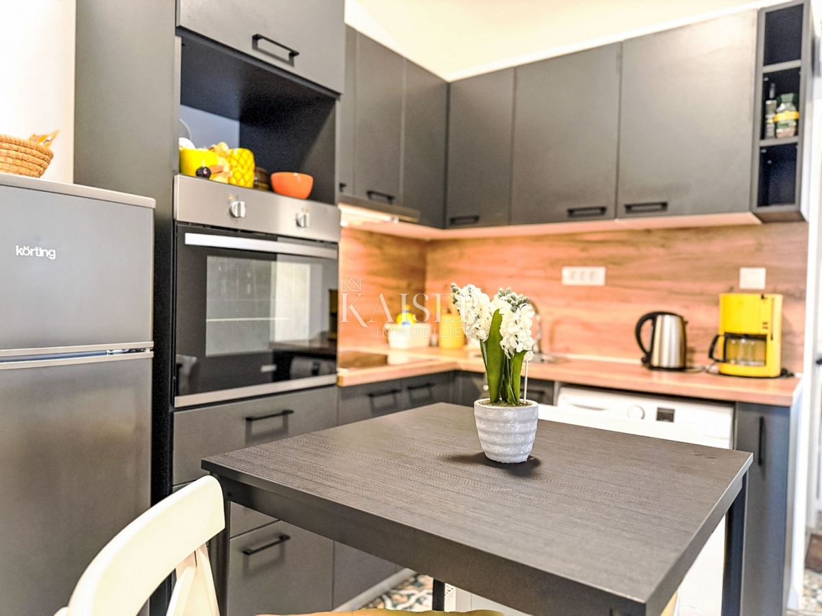 Pag, Novalja - hiša 117m2 z garažo in vrtom